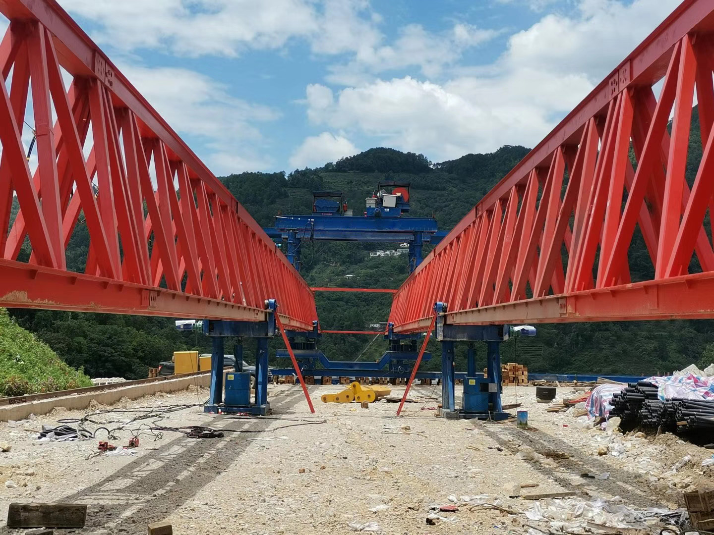 黑龍江邦中建筑材料科技有限公司，雙鴨山市集賢縣省道工程，采購全新式GYLQ40m-200t架橋機(jī)